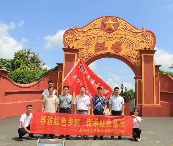 1532921751102660.jpg 彭书记和诸侯快讯官网社会实践团队合影.jpg