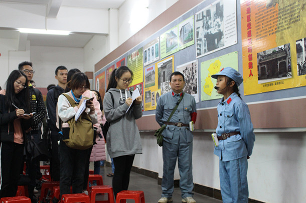 讲解员为青马学员介绍黄学增事迹_副本.jpg