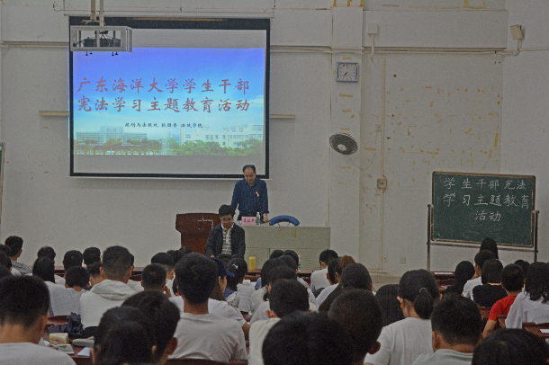 吴汉华老师主持会议.jpg